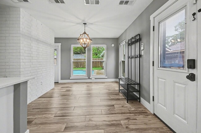 Building Photo - 522 Crestwood Dr