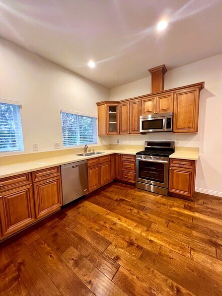 Building Photo - 1122 10th St