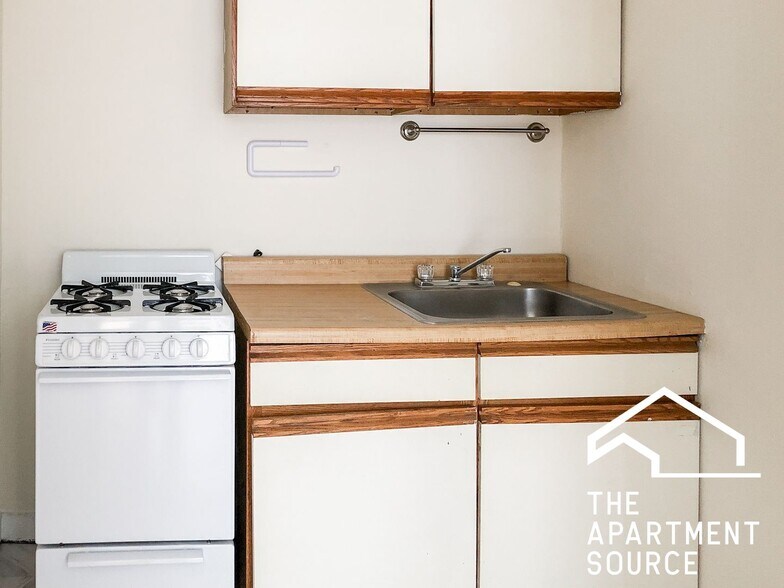 Building Photo - 518 W Cornelia Ave