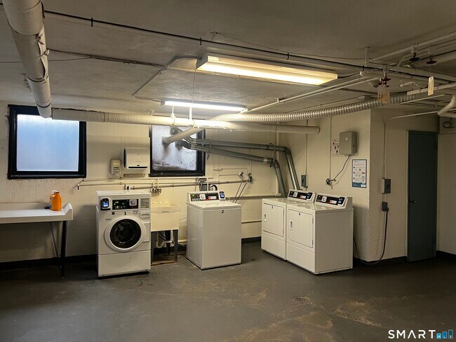 Building Photo - 869 Farmington Ave