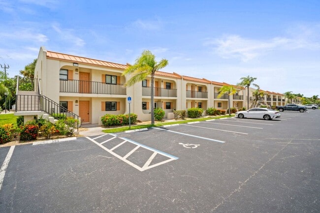 Primary Photo - Nicely Renovated 2 bedrooms 2 bathrooms Co...