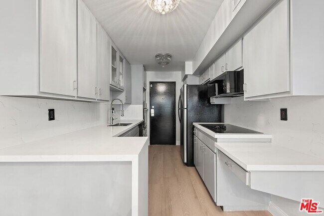 Building Photo - 1121 N Olive Dr