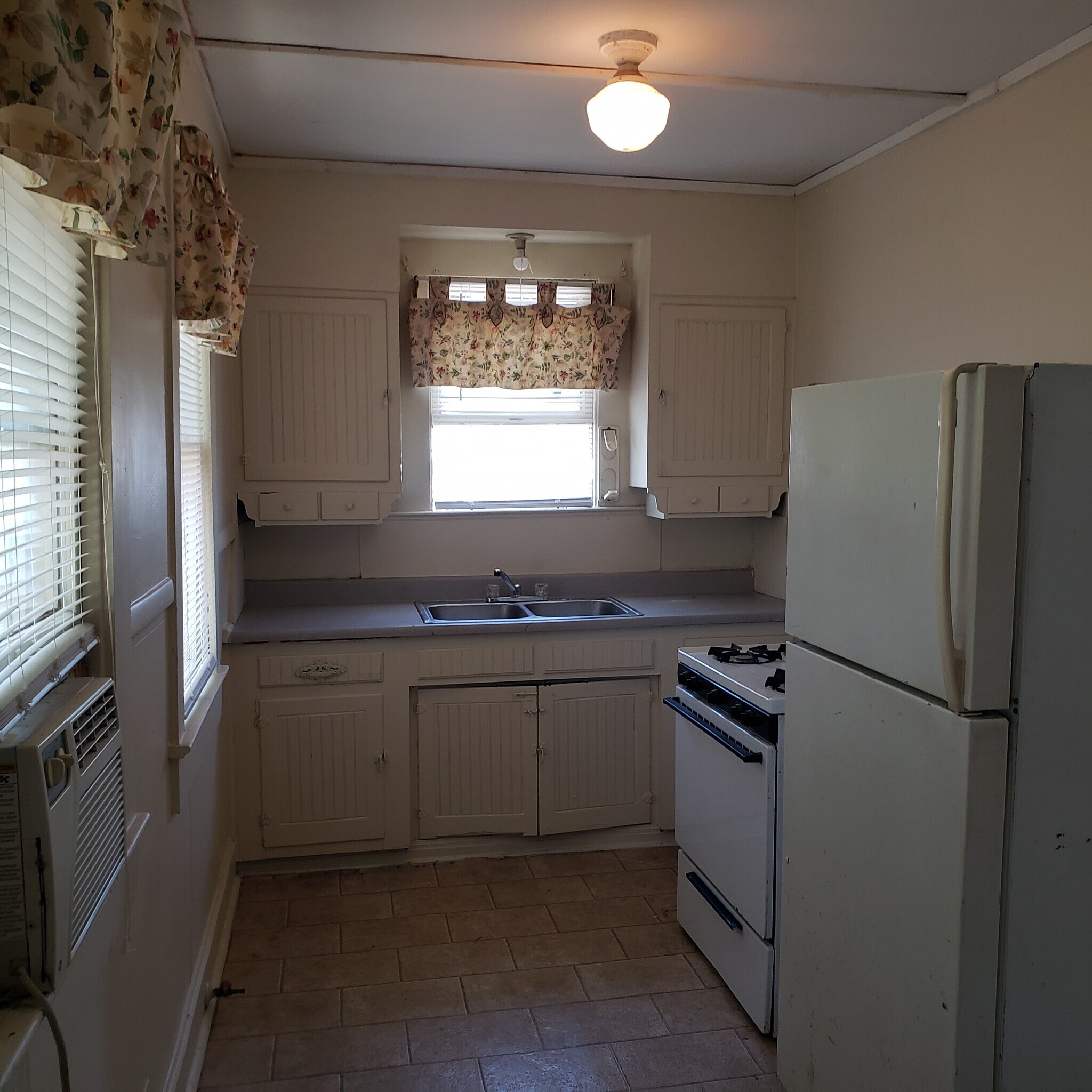 Building Photo - 715 N Main St