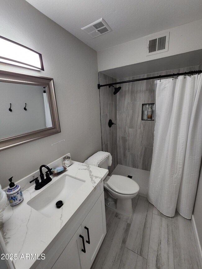 Building Photo - 630 E Julie Dr