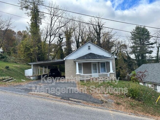 Primary Photo - 1014 Hall St