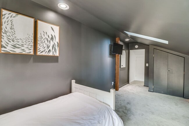 Building Photo - Modern 3BR Duplex with Abundant Natural Light