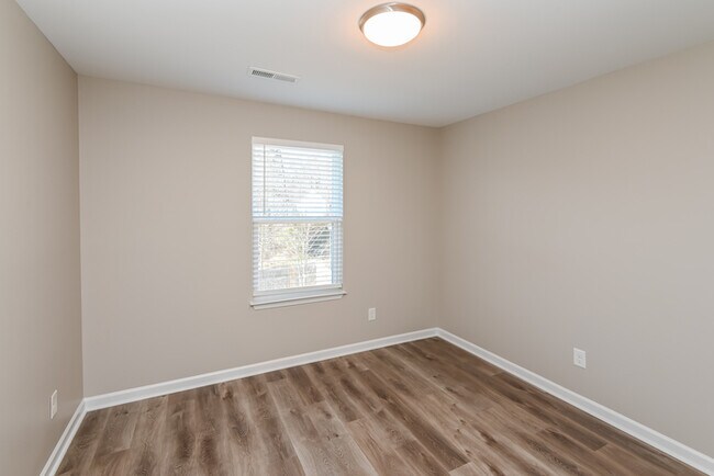 Building Photo - 3 Bedroom Charlotte Home
