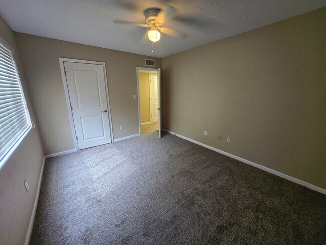 Building Photo - 2 bedroom, 2 bath/1st Floor Unit in Hawthorne Reserve