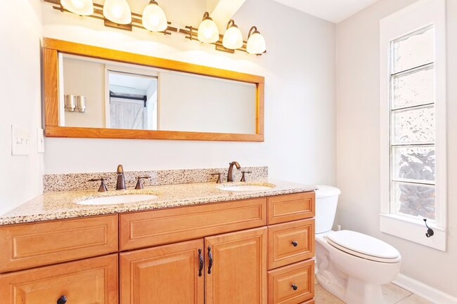 Building Photo - Luxury Midtown Private Retreat!