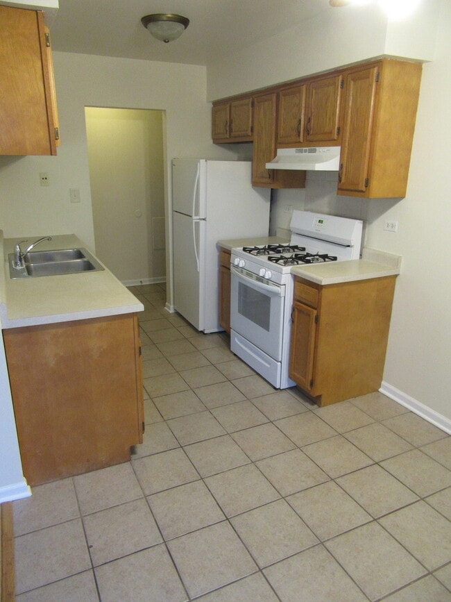 Building Photo - 135 Pickwick Dr