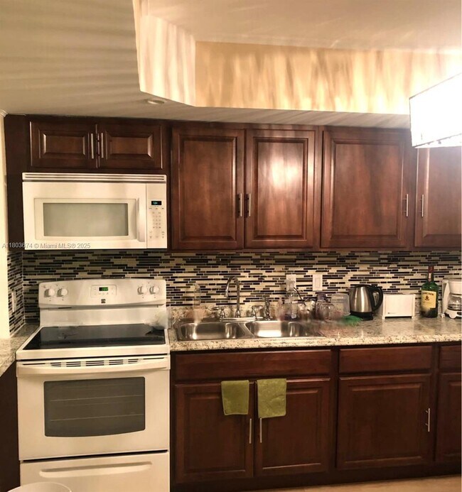 Building Photo - 1301 NE Miami Gardens Dr