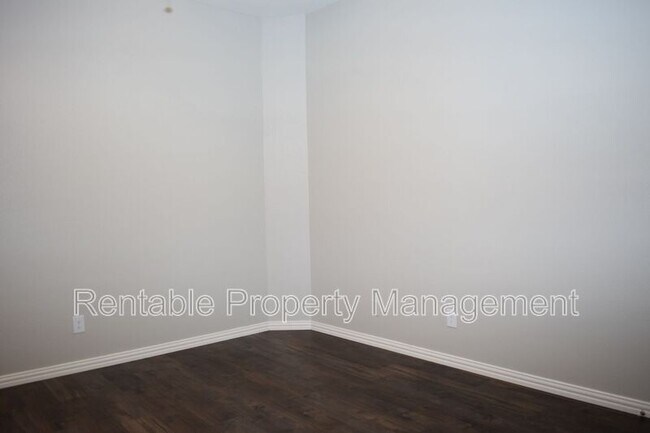 Building Photo - 508 N Dallas Ave