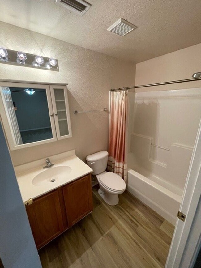 Building Photo - Nice 2 Bedroom/2.5 Bath/1 Car Garage End Unit Townhome For Rent!