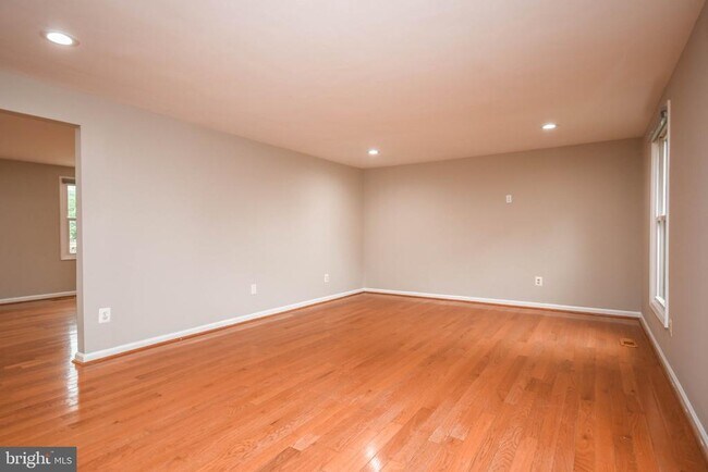Building Photo - 9627 Locust Hill Dr
