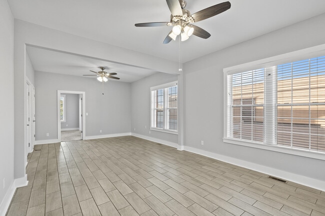 Building Photo - 106 N Main St