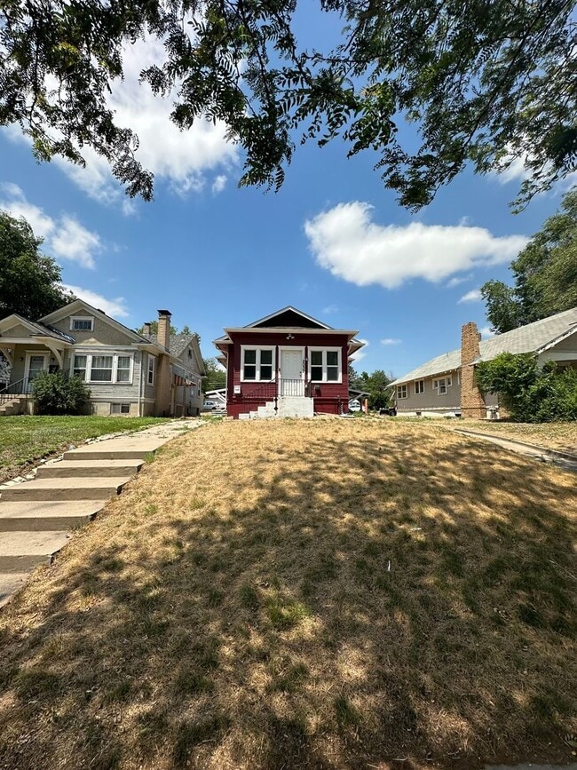 Building Photo - 5 Bedroom House Available Now