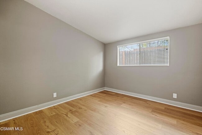 Building Photo - 865 E Hillcrest Dr