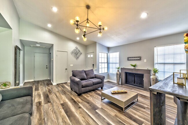 Building Photo - 640 Whispering Palms Dr