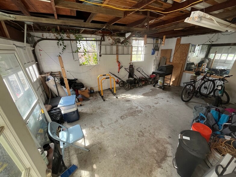 garage - 884 W 9th Ave