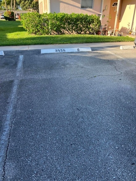 Building Photo - 2556 Dudley Dr E