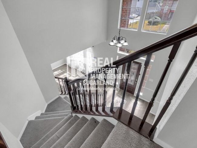 Building Photo - Executive Living in the Heart of Sugar Land