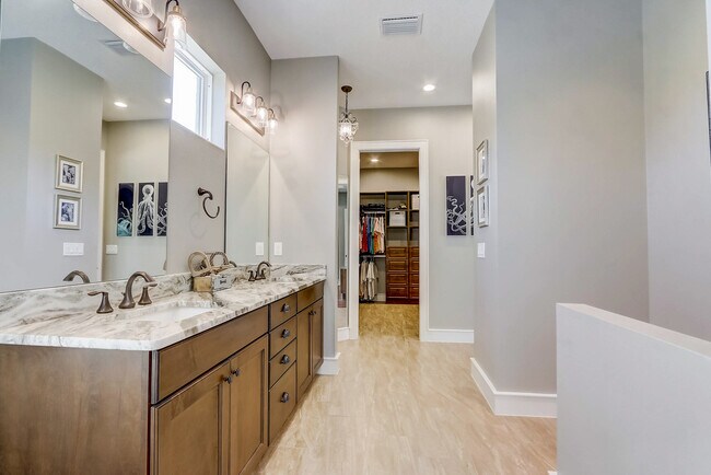 Building Photo - 10613 White Oak Dr