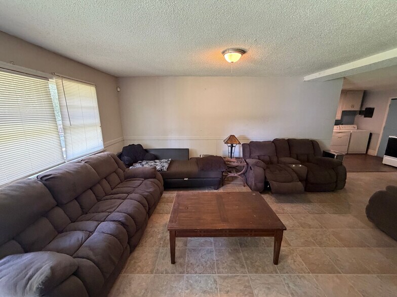 Building Photo - Room in House on Longleaf Dr