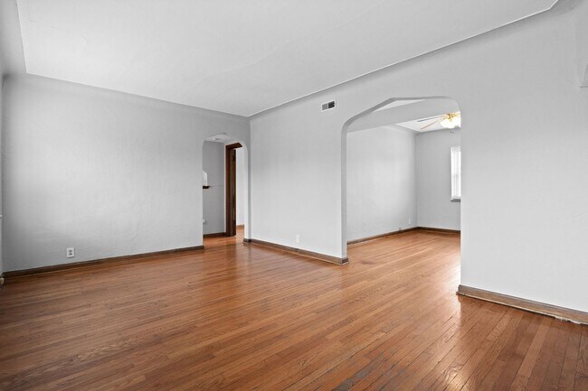 Building Photo - 5821 Lindenwood Ave