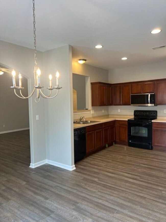Building Photo - 4 bedroom home with fenced backyard locate...