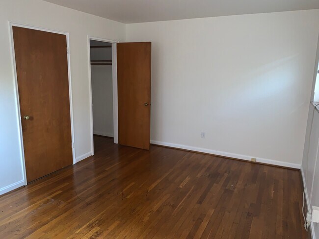 Bedroom with Walk-in Closet - 3012 Parkview Ave