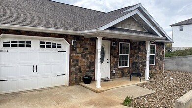 Building Photo - ~*~Gorgeous 2 Bedroom 2 Bathroom Duplex~*~