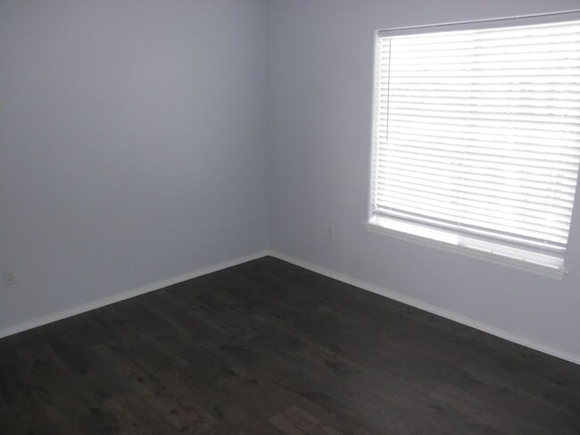 Building Photo - Extra features