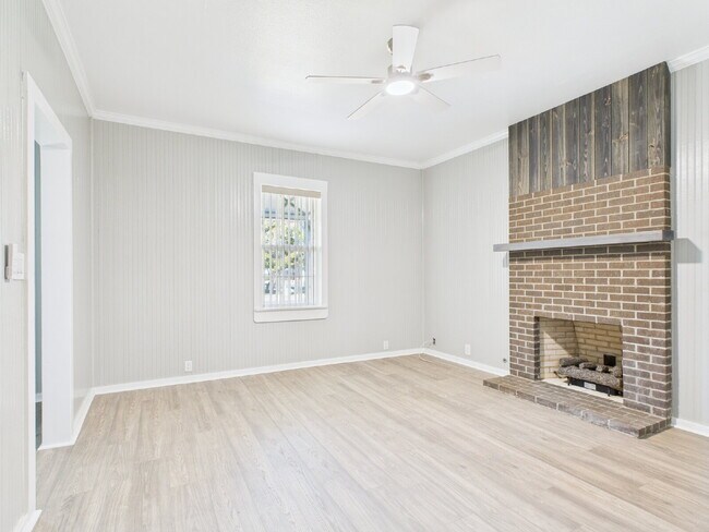 Building Photo - Gorgeous 4/3 in Quiet Neighborhood Utiliti...