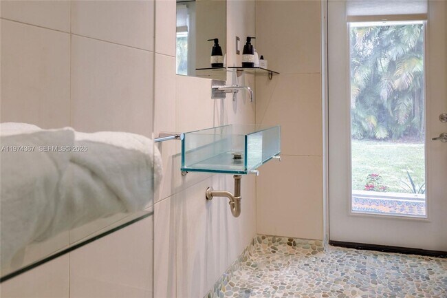 Building Photo - 750 NE 120th St