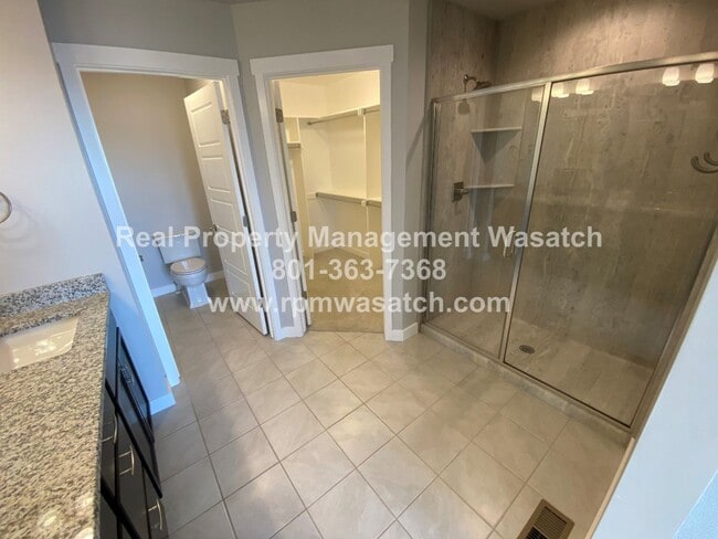 Building Photo - Beautiful 3 Bed, 4 Bath Townhome with 2-ca...