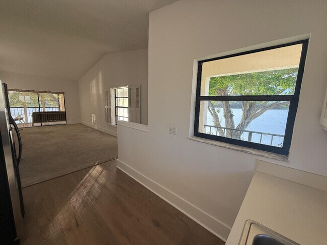 Building Photo - 330 Palmwood Pl