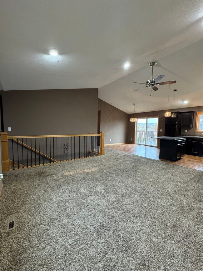 Building Photo - Dogs are welcome no cats. Available January 1, 2026 NW Rochester 4 bedroom 3 bath 2 car attached ...