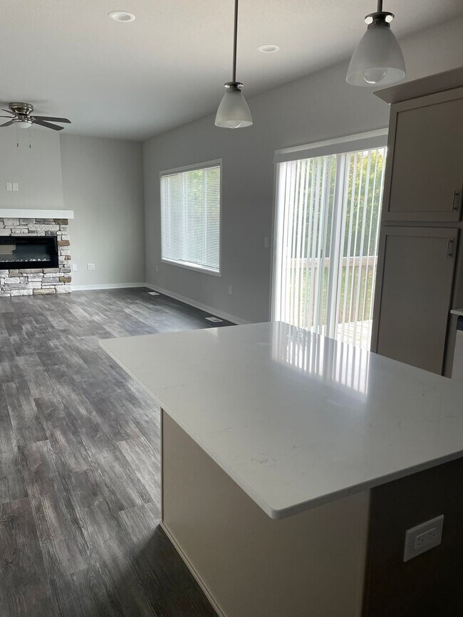 Building Photo - FREE RENT SPECIAL!  3 bedroom 3 bathroom S...