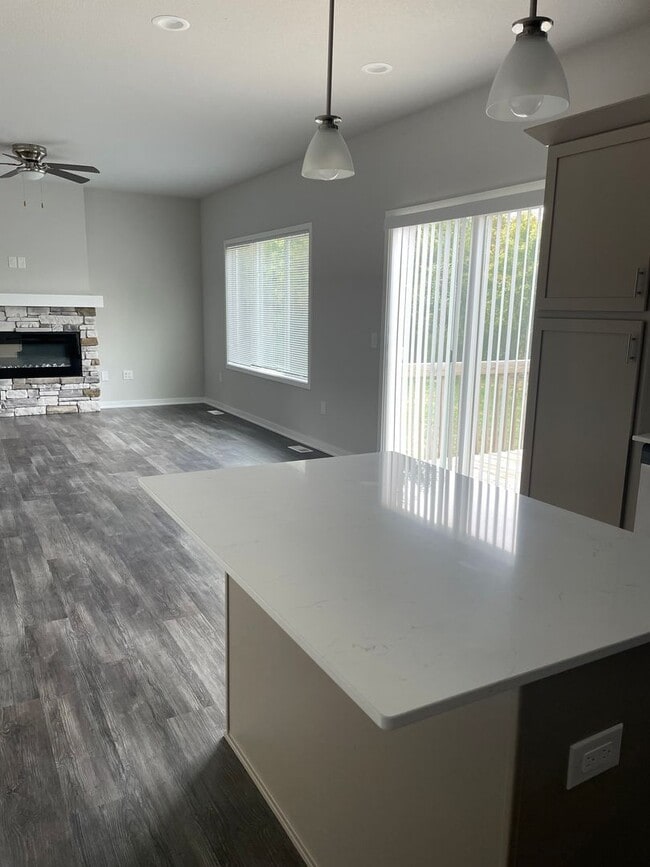 Building Photo - FREE RENT SPECIAL!  3 bedroom 3 bathroom Single-Family Home in Urbandale, IA