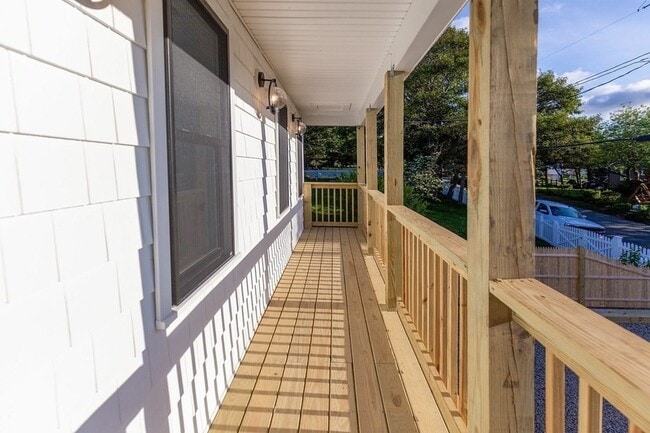 Building Photo - 18 Beach St