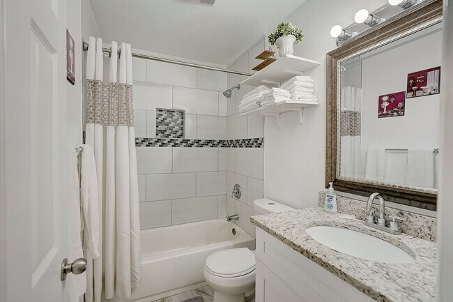 Building Photo - 2 Bed / 1 Bath Cozy Downtown Duplex Apartment