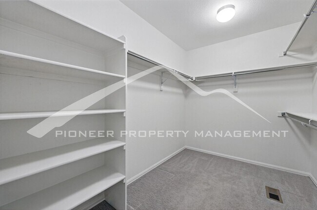 Building Photo - Spacious Home with Washer/Dryer and Centra...