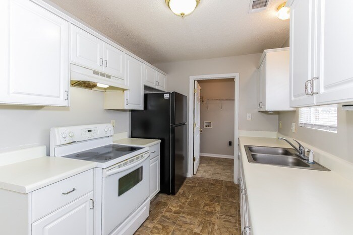 Building Photo - 3322 Sugarberry Dr