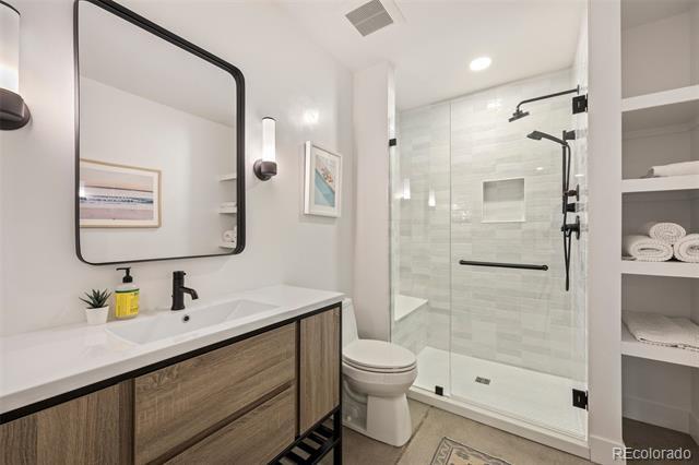 Building Photo - 702 Delechant Dr