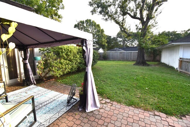 Building Photo - 8011 Meadowvale Dr