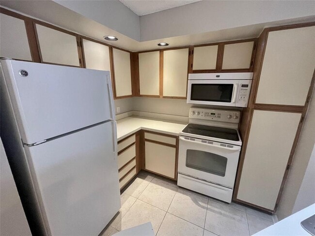 Building Photo - 3350 Pinewalk Dr N