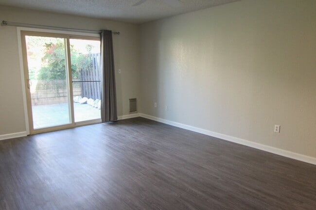 Building Photo - Remodeled Redding Condo!
