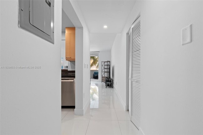 Building Photo - 225 Collins Ave