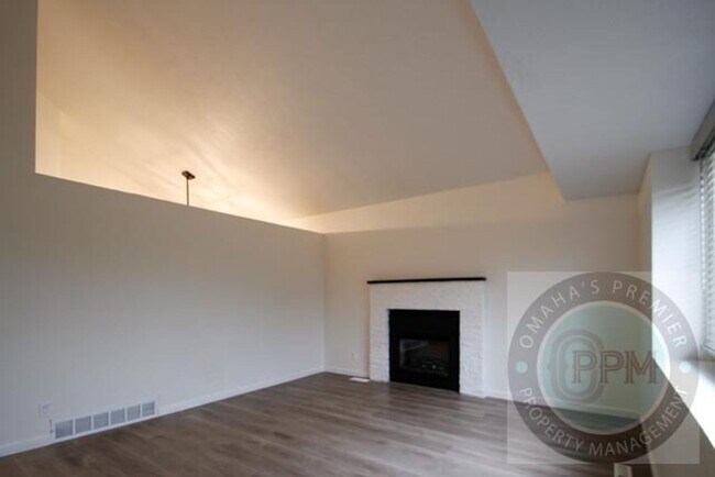 Building Photo - Spacious 4-bedroom, 3-bath home in Omaha