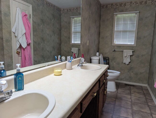 Building Photo - "Charming 3-Bedroom Retreat with 2 Full Baths in Tranquil Martin, TN"